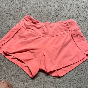 Lululemon Speed up short in coral 2.5in